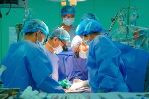 心脏移植医疗团队正高度集中实施手术。