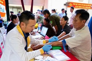 医务人员在富寿省安乐乡为烈士亲属采集DNA生物样本。图自越通社