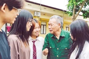  “和平世代的故事”项目成员在顺成伤残军人疗养中心聆听伤残军人杜登奎的故事。图自《人民报》