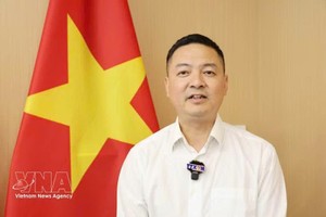 越南教师阮春面副教授。图自越通社