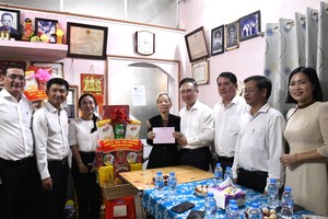 胡志明市市委副书记邓明通及地方领导向黎氏红女士家庭表达感恩之情。