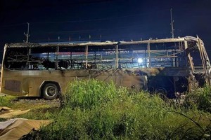 被烧毁的客车。图：通讯员