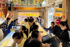 金价每两下跌150万元，买家趁机出手。图：阮黄/《新闻与民族报》