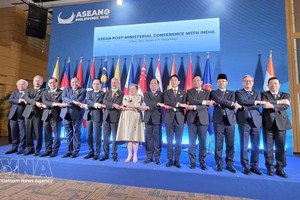 越南外交部长黎怀忠（左五）出席东盟—印度外长会。图自越通社