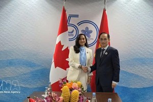越南党中央政治局委员、外交部长黎怀忠会见加拿大外长阿南德。图自越通社