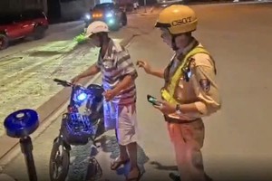 许多人主观饮酒后骑电动自行车出行。图：PC08科提供