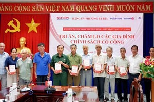  《西贡解放报》传媒与活动服务中心常务副主任武英俊（左一）及巴地坊党委办公厅副主任阮志强（右二）向各有功者赠送血压计。图：越俄