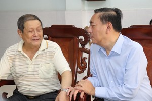 荣军邓青巴正在讲述自己投身革命的历程。图：锦雪