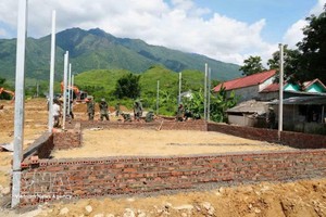 莱州省军事指挥部官兵集中力量为当地群众修建住房。图自越通社