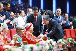 越南政府总理黎明兴亲切慰问各位越南英雄母亲。图自越通社