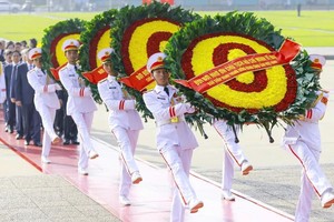  值越南荣军烈士节 79 周年纪念之际，7 月 26 日上午，党、国家和越南祖国阵线中央委员会领导、原领导同志敬献花圈并入陵瞻仰胡志明主席遗容。图：曰钟