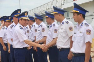 越南海警副政委陈文春少将与在庆和省的第32号海团战士握手。图：国雄