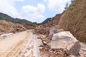 279号国道线路面被数十立方米土石掩埋。图片来源：越通社发