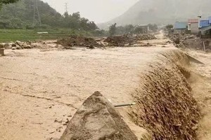 莱州省芒炭乡齐村32号国道山体滑坡路段。图片来源：越通社发