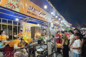 游客在2024年顺化传统美食周上品尝顺化特色糕点。图源：越通社