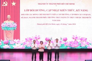 黎国峰同志、邓明通同志、文氏白雪同志与陈维民教授、博士合影留念。图：清仙
