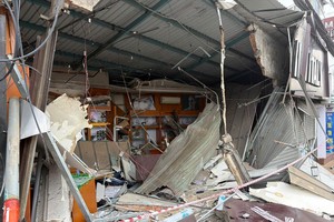 自卸卡车冲入民房，所幸事故未造成人员伤亡。图：友心