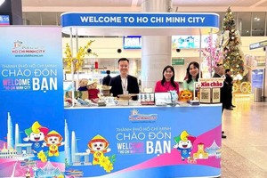胡志明市在新山一国际机场设立旅游推广柜台。图自越通社