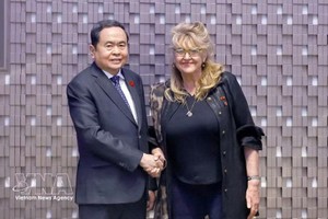 越南国会主席陈青敏和越南驻意大利都灵名誉领事桑德拉·斯卡利奥蒂。图自越通社