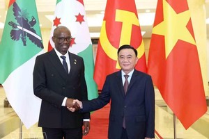 党中央政治局委员、党中央书记处常务书记陈锦秀和CNDD-FDD党总书记雷韦里安·恩迪库里约。图自越通社