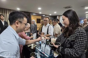 越南企业向印尼伙伴介绍咖啡产品。图自越通社