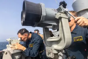 美国海军监视霍尔木兹海峡区域的船只。图：美国海军（USNAVY）