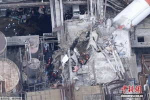 图为当地时间7月28日，熊本县八代市，一工厂在地震中遭到破坏，救援人员在现场开展工作。