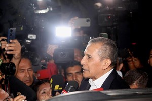 7月31日，秘鲁前总统乌马拉在离开位于秘鲁首都利马的巴瓦迪略监狱时接受媒体采访。 新华社发（玛丽安娜·巴索摄）