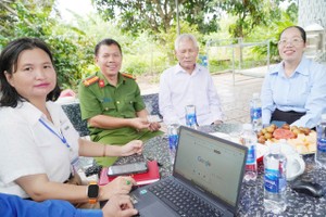  民众获义成乡“快速反应组”就地辅助办理手续。
