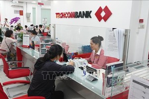 客户在科技银行（TechcomBank）办理交易。资料图：清新/越通社