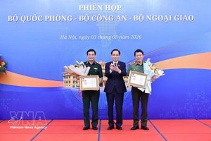 出席会议的政府副总理、国防部部长潘文江大将；公安部部长梁三光大将和外交部部长黎怀忠。图自越通社