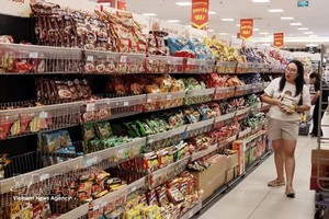 顾客在永旺（龙边）超市选购商品。图自越通社