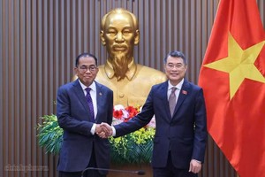 政府总理黎明兴与马来西亚国防部长穆罕默德·哈立德·努尔丁合影。