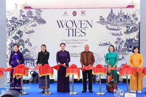 越南国会副主席阮氏清和泰王国国会主席、下议院议长梭蓬·乍兰共同为展览剪彩。图自越通社