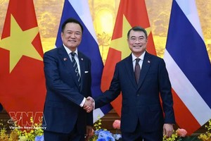 越南政府总理黎明兴与泰国总理阿努廷·参威拉军。图自越通社