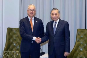 越南党中央总书记、国家主席苏林会见澳大利亚政府东南亚问题特使尼古拉斯·摩尔。图自越通社