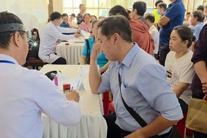 在最近3周内，平均每周有 30万至40万名胡志明市市民接受健康检查。图：越通社