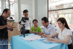 中小企业在金瓯省新闻及广播电视台数字平台上宣传推介产品。图自越通社