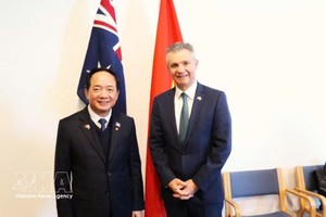 越南党中央政治局委员、党中央书记处书记、中央宣教部部长郑文决和澳大利亚外交贸易部部长马特·西斯尔思韦特。图自越通社