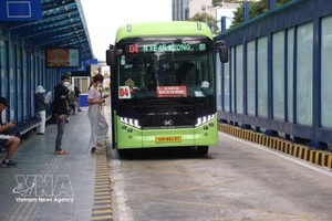 乘客在胡志明市滨城坊咸宜公交换乘站上车。图片来源：越通社