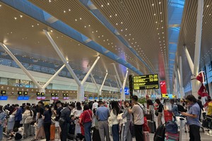 乘客在T3航站楼排队等待办理手续。图：黄雪/《新闻与民族报》