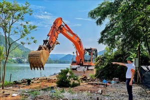 河内市金英乡同多湖沿岸多个位置开展了拆除违建工程工作。图：中原/越通社