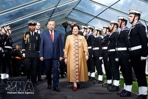 新西兰总督辛迪·基罗为越南党中央总书记、国家主席苏林一行举行欢迎仪式。