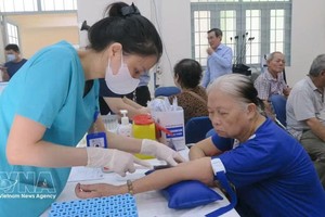 胡志明市平贵坊居民参加免费健康检查。图片来源：越通社