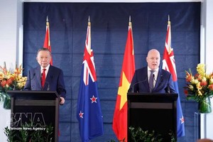 越南党中央总书记、国家主席苏林与新西兰总理克里斯托弗·拉克森共同会见记者。图自越通社