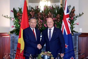 越南党中央总书记、国家主席苏林与新西兰总理克里斯托弗·卢克森。图自越通社