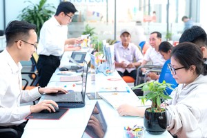考生在胡志明市科技大学提交招考卷宗。图：清雄