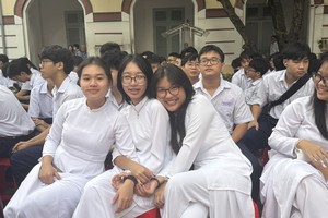 胡志明市十年级学生在2025-2026学年开学典礼上。