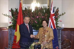 越南党中央总书记、国家主席苏林与新西兰总督辛迪·基罗在会谈前合影留念。图：统一/越通社