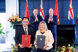 越南党中央总书记、国家主席苏林与新西兰总理克里斯托弗·卢克森共同见证两国交换合作文本。图自越通社